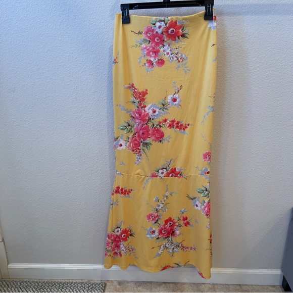 ASOS Yellow Floral Maxi Skirt With Button front - Picture 6 of 6
